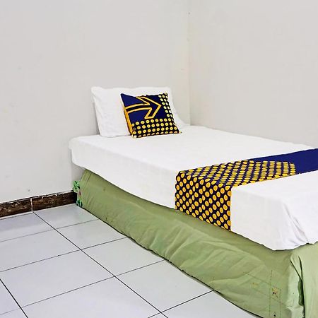 Oyo Life 91896 Kost Bu Dewi Syariah Hotel Pasuruan Bagian luar foto