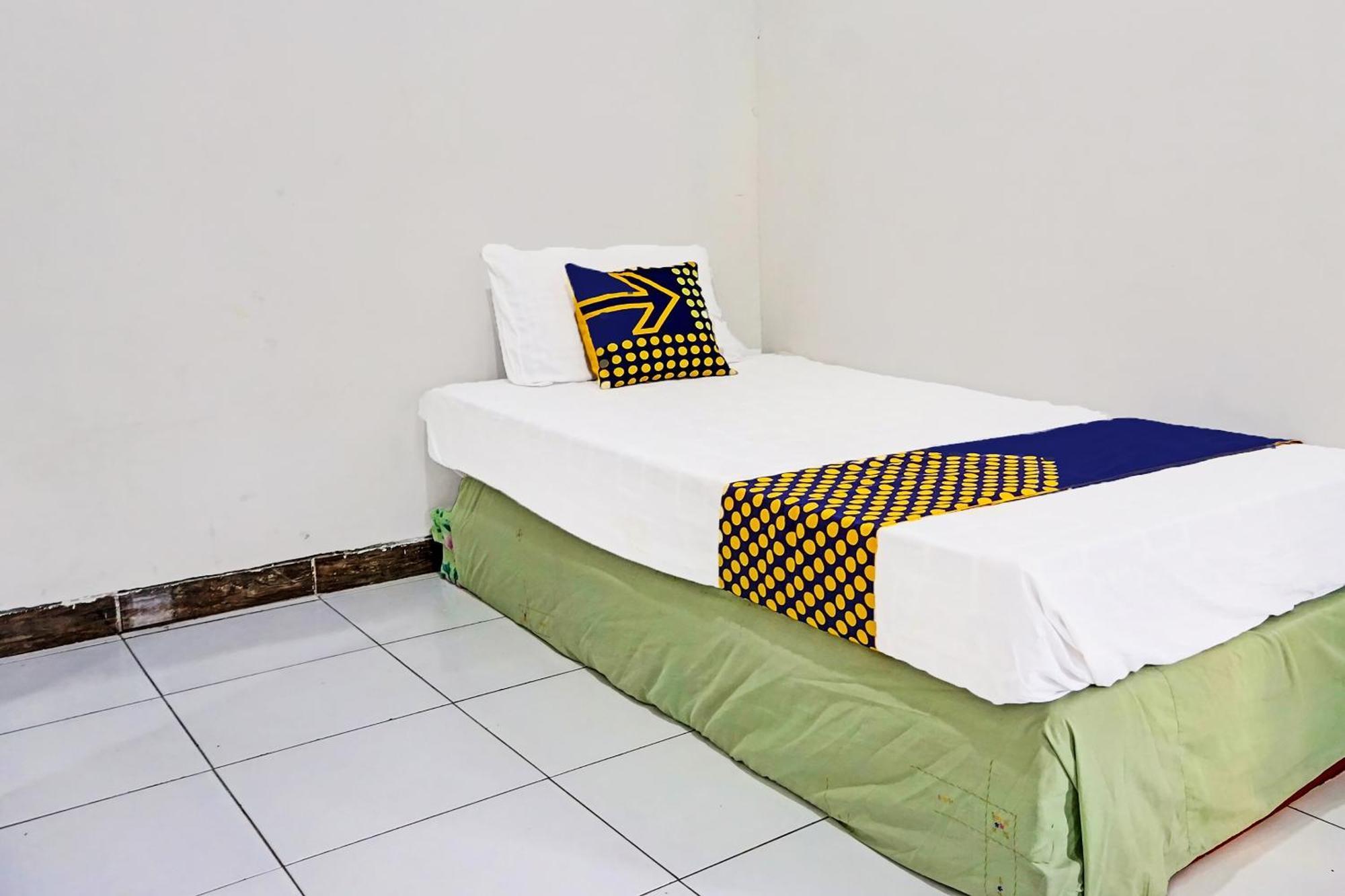 Oyo Life 91896 Kost Bu Dewi Syariah Hotel Pasuruan Bagian luar foto