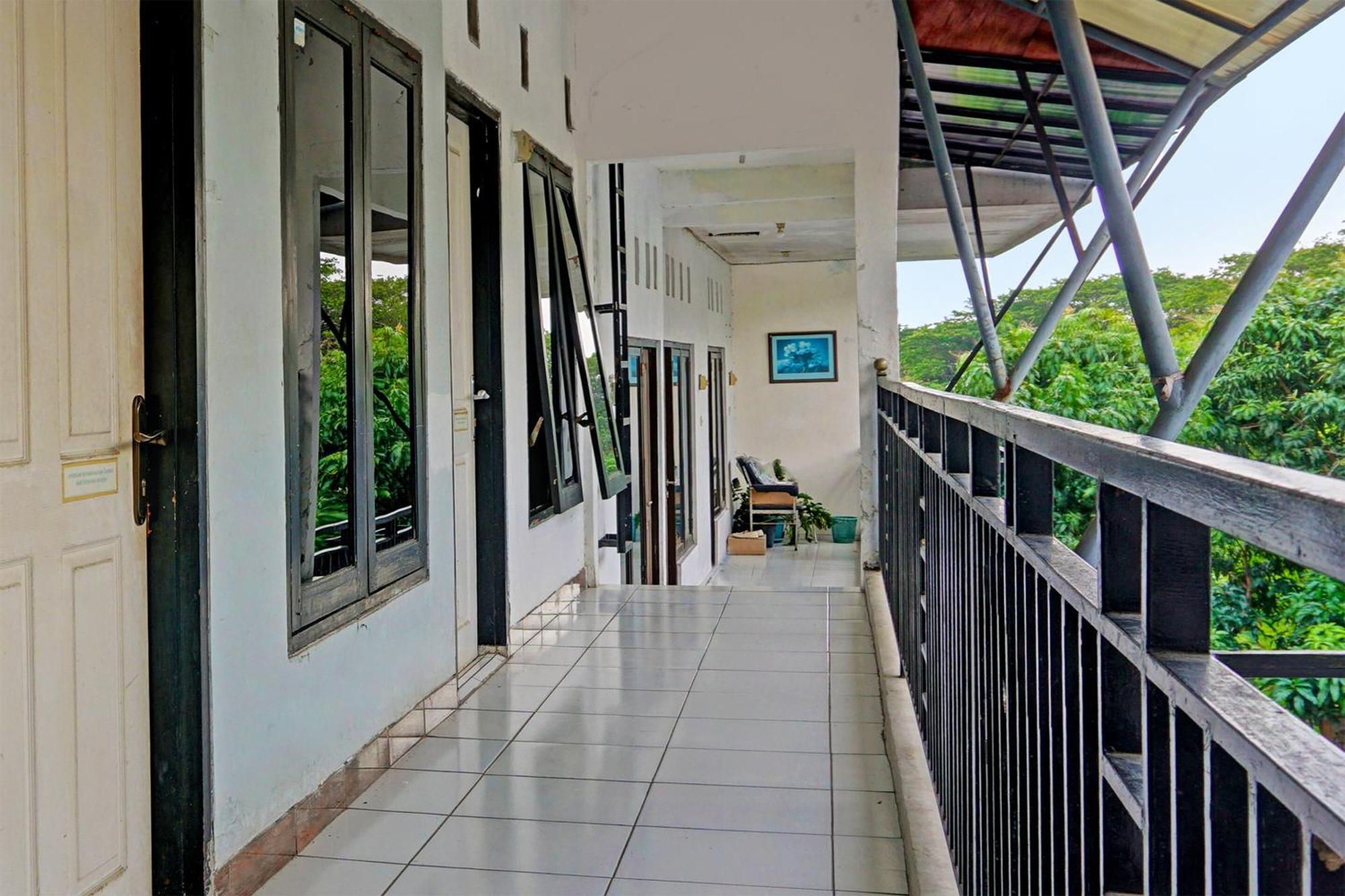 Oyo Life 91896 Kost Bu Dewi Syariah Hotel Pasuruan Bagian luar foto