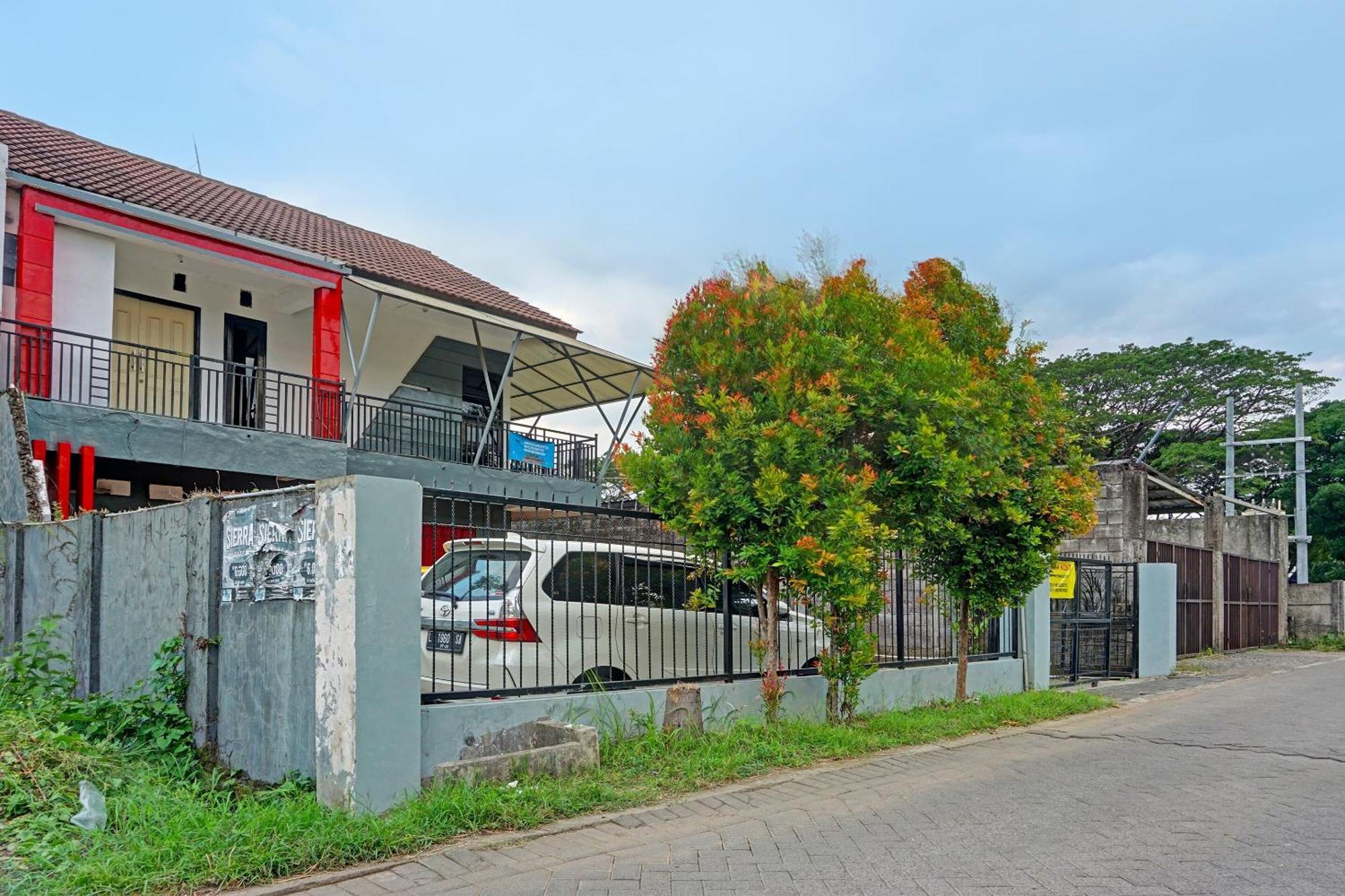 Oyo Life 91896 Kost Bu Dewi Syariah Hotel Pasuruan Bagian luar foto