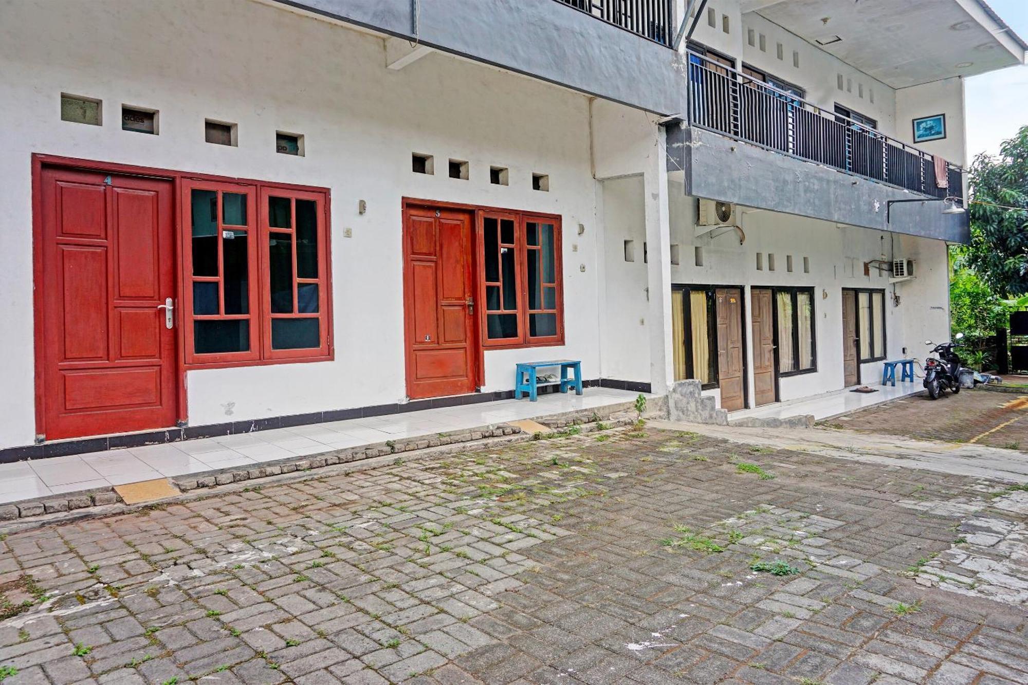 Oyo Life 91896 Kost Bu Dewi Syariah Hotel Pasuruan Bagian luar foto