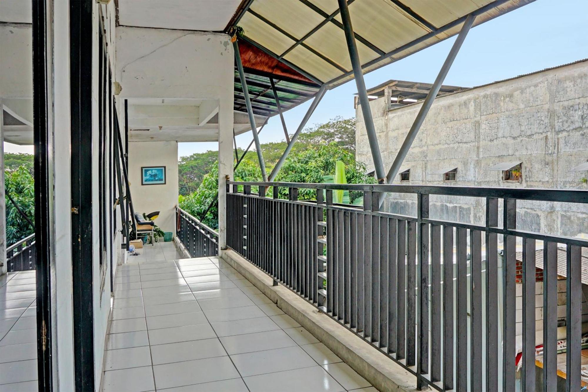 Oyo Life 91896 Kost Bu Dewi Syariah Hotel Pasuruan Bagian luar foto