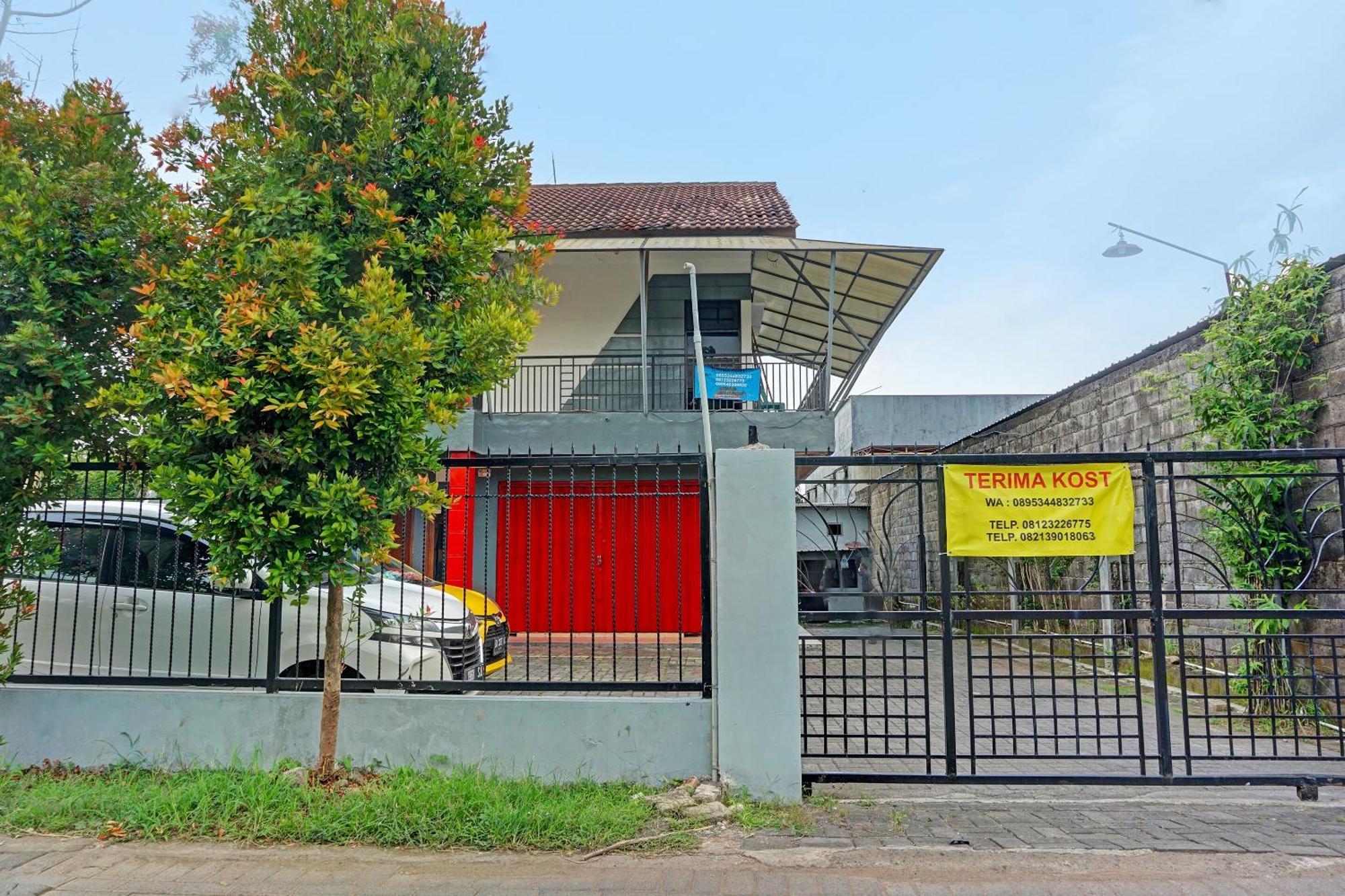Oyo Life 91896 Kost Bu Dewi Syariah Hotel Pasuruan Bagian luar foto